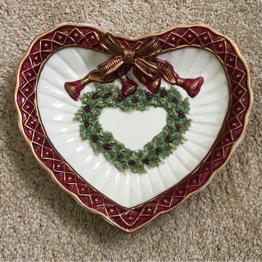Festive Heart-Shaped Holiday Plate with Wreath Design